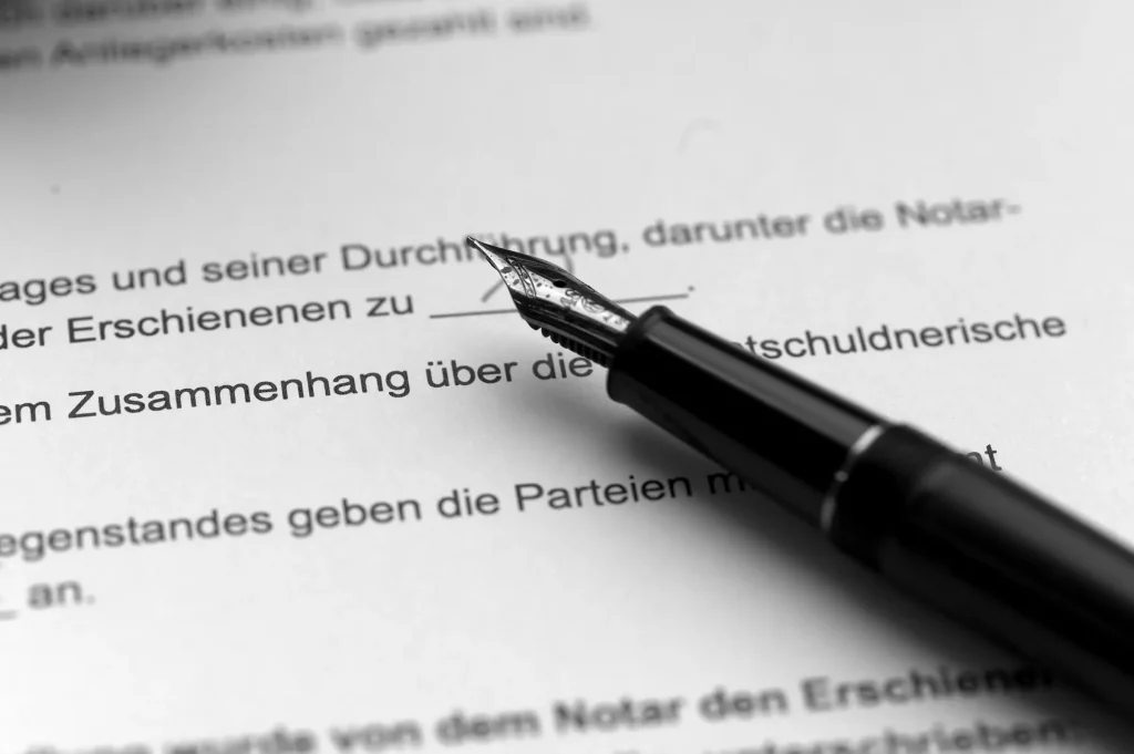 Warum ist eine Vorsorgevollmacht unverzichtbar? - Bild: Dokument mit Füllfederhalter