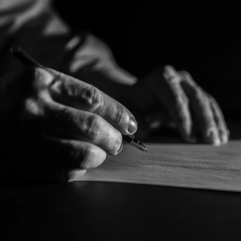 Testament schreiben – Closeup Stift in der Hand, schreibt