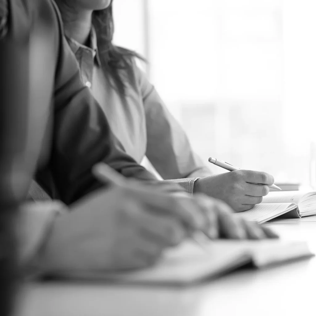 Unternehmensnachfolge klären – Notar Hebebrand; Bild: diffus zwei Personen am Tisch mit Unterlagen